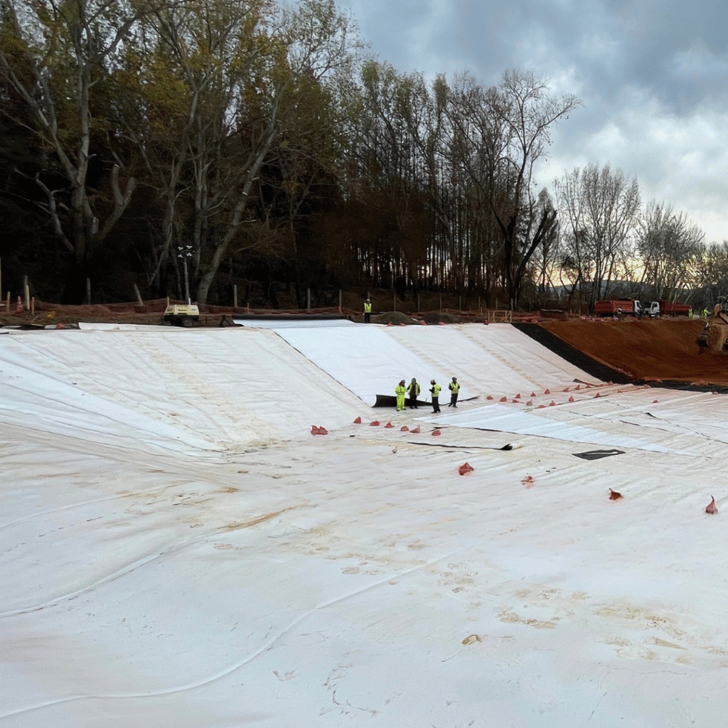 geomembrana blanca reflectiva